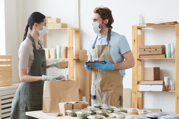 Astuces pour exceller en tant que serveur dans un bar branché