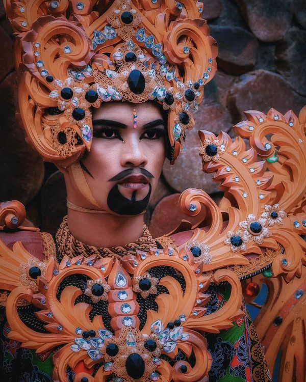 Comment organiser un atelier de fabrication de masques de carnaval de Rio avec des artisans locaux ?